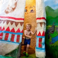 Die Toilette ist im Tipi eingebaut
