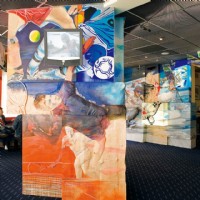 Ob Zirbenholz oder Plexiglas, Marmor oder Edelstahlgezielte Pinselstriche hauchen dem Material Leben ein Ob Zirbenholz oder Plexiglas, Marmor oder Edelstahlgezielte Pinselstriche hauchen dem Material Leben ein